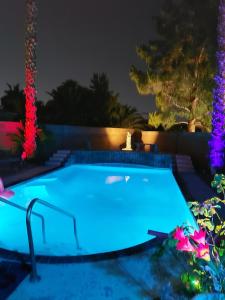 una piscina iluminada por la noche en CATmosphere 2, en Las Vegas