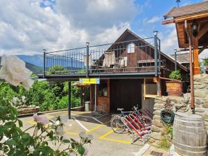 um edifício com varanda e bicicletas estacionadas em frente em Staudacher Hof-Das Romantische Haus em Millstatt