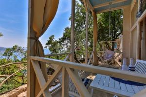Balkón nebo terasa v ubytování Tramontana Glamping