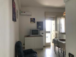 TV o dispositivi per l'intrattenimento presso 2 bedrooms apartement at San Giorgio Timpirussi 400 m away from the beach with sea view enclosed garden and wifi