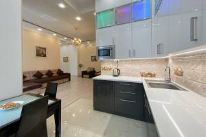 Η κουζίνα ή μικρή κουζίνα στο Comfortable luxury apartment with 3 rooms. Center heart of kiev