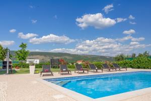 Bazén v ubytovaní Holiday house Anetta with 5 bedrooms alebo v jeho blízkosti
