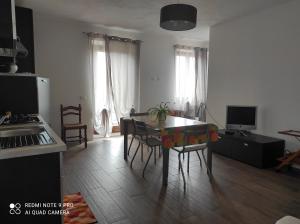 Telewizja i/lub zestaw kina domowego w obiekcie CasaDolcelago Marone Villa con Giardino Vista Lago Private Parking