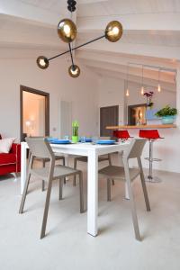 ein Esszimmer mit einem weißen Tisch und Stühlen in der Unterkunft SoleLuna Agerola in Agerola