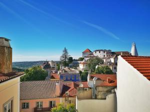 - une vue sur une ville avec des toits et des bâtiments dans l'établissement Casa da Ferraria, à Sintra