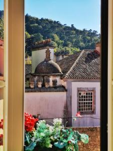 - une vue depuis la fenêtre d'une maison dans l'établissement Casa da Ferraria, à Sintra