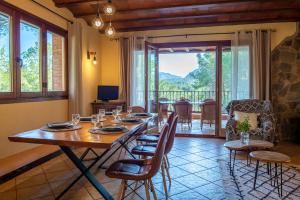 Vilanova de EscornalbouにあるAldeaMia, Cozy villa for 8 people, pool, mountain view, beach at 8 minのダイニングルーム(大きな木製テーブル、椅子付)