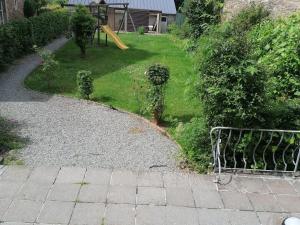 Zahrada ubytování Holiday Home in Saint-Hubert with Fenced Garden