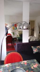 uma sala de estar com um candeeiro, uma mesa e cadeiras em ETAGE voor 1-2 pers in NIJMEGEN-Centrum em Nijmegen