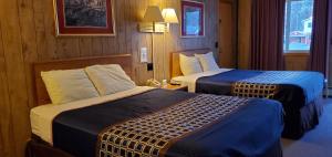 Giường trong phòng chung tại Red Ranch Inn