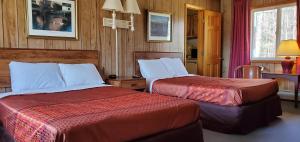 Giường trong phòng chung tại Red Ranch Inn