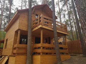 a tree house in the middle of the trees at Domek Shrek in Boszkowo