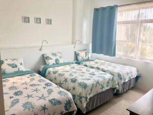 比亞米爾港的住宿－Flip Flop House，一间卧室设有两张床和窗户。