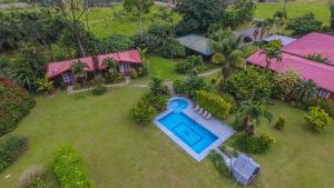 an aerial view of a house with a swimming pool at Casona Rústica & Bungalow in Fortuna