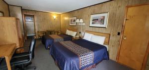 Giường trong phòng chung tại Red Ranch Inn