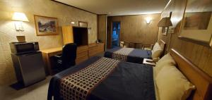 Giường trong phòng chung tại Red Ranch Inn