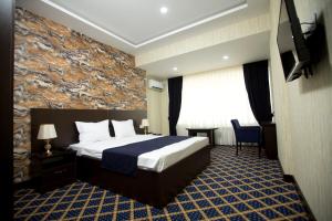 Kristal Inn Hotel tesisinde bir odada yatak veya yataklar