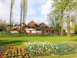 ein Park mit Blumen und Häusern im Hintergrund in der Unterkunft BodenSEE Apartment Kressbronn "SeeLand" in Kressbronn am Bodensee