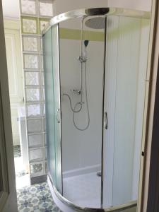 eine Dusche mit Glastür im Badezimmer in der Unterkunft Château de Saint Bonnet les Oules in Saint-Bonnet-les-Oules + 27 Fotos