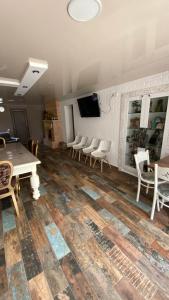 Pokój ze stołem i krzesłami oraz telewizorem w obiekcie ART HOUSE 33 w Kutaisi
