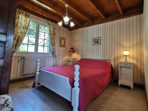 1 dormitorio con cama roja y ventana en Gîte Champclause, 4 pièces, 6 personnes - FR-1-582-259, en Champclause