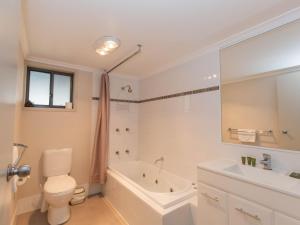 Un baño con inodoro, bañera y lavabo. en Boronia 5 30 Nettin Circuit, en Jindabyne 8 fotos más