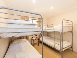 una habitación con literas y dos literas en Boronia 5 30 Nettin Circuit, en Jindabyne