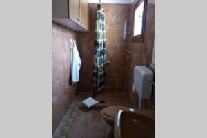 A bathroom at Paradise edge near the sea