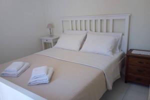 A bed or beds in a room at Paradise edge near the sea