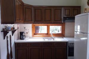 A kitchen or kitchenette at Paradise edge near the sea