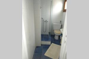 A bathroom at Paradise edge near the sea