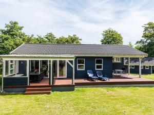 凡島的住宿－Holiday home Fanø CIII，蓝色的小房子,设有大甲板