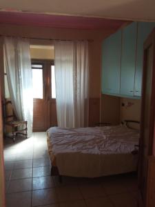 una camera con un letto e una finestra e una porta di Casa Garage a Roccatederighi
