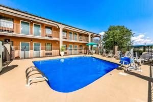 a swimming pool in front of a building at Quality Inn Downtown in Johnson City