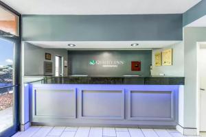 ジョンソンシティにあるQuality Inn Downtownの青いカウンター付きのホテルのロビー +23枚の写真