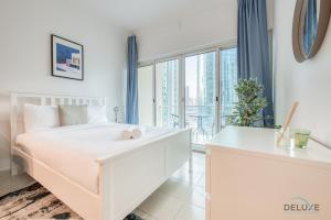 Tempat tidur dalam kamar di Calm Studio at Lake View Tower JLT by Deluxe Holiday Homes