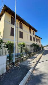 un edificio con una valla al lado de una calle en Casa Teresa INT 7 piano terra, en Vigevano