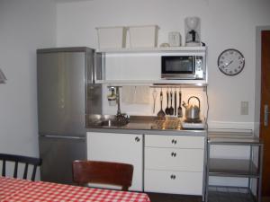eine Küche mit einer Mikrowelle und einem Kühlschrank in der Unterkunft Meckyheim in Mayrhofen