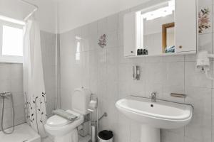 Kúpeľňa v ubytovaní Delphin Rooms Sivota + 37 fotografií
