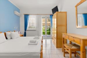 Rúm í herbergi á Delphin Rooms Sivota