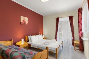Rúm í herbergi á Delphin Rooms Sivota