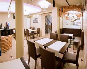 a dining room with tables and chairs in a restaurant at Hotel Fryderyk in Nysa