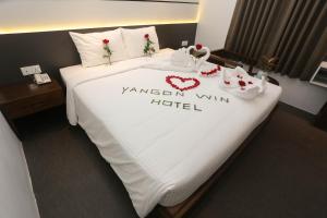 Кровать или кровати в номере Yangon Win Hotel