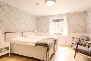 una camera da letto con due letti e una finestra di Bäckaskog Slott a Fjälkinge Altre 23 foto