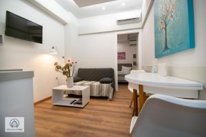 salon z kanapą i stołem w obiekcie Syntagma Square Athenian apartments w Atenach