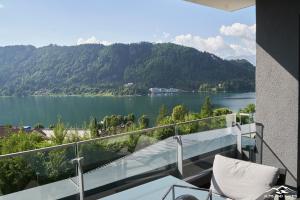 balkon z widokiem na jezioro i góry w obiekcie Top 19 Alpe Maritima - Luxury Lakeview Apartment w mieście Annenheim