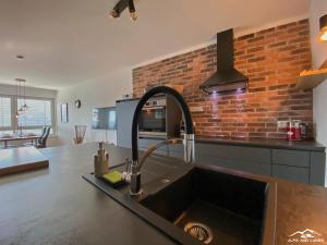 Kuchnia lub aneks kuchenny w obiekcie Top 19 Alpe Maritima - Luxury Lakeview Apartment