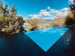 ein Swimmingpool an der Seite eines Hauses in der Unterkunft Alynes 2 Villa individuelle, piscine, spa, sauna panoramique in Ventosa