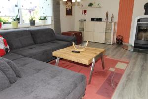 uma sala de estar com um sofá e uma mesa de centro em Ferienwohnung Achatz em Bad Kötzting