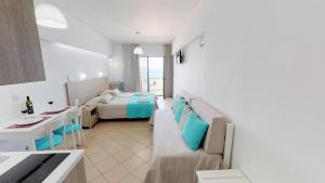 Habitación de hotel con cama y lavabo en Medusa Apartments, en Rethymno